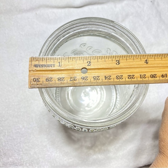 beautiful glass jay with really tight screw on lid - Picture 4 of 5